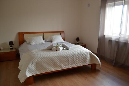 a bedroom with a bed with two stuffed animals on it at Magnifique Villa à 10min de la mer in FAO