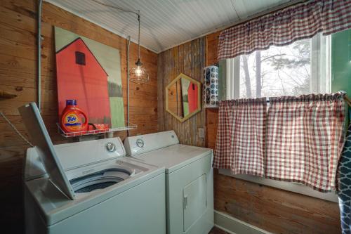 eine Waschmaschine und einen Trockner in einem Zimmer mit Fenster in der Unterkunft Mtn Cottage with Fire Pit in Montezuma! in Montezuma