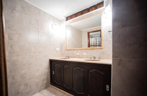a bathroom with a sink and a mirror at casa dúplex a 50 metros del mar in Ostende