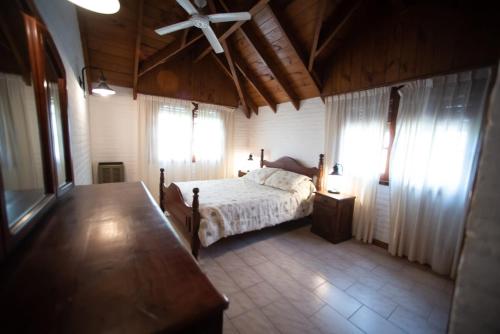 a bedroom with a bed and a ceiling fan at casa dúplex a 50 metros del mar in Ostende