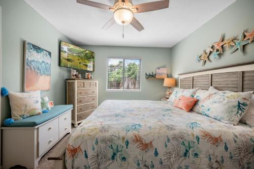 Ένα ή περισσότερα κρεβάτια σε δωμάτιο στο Sunburst Haven – Dock, Pool & Gulf Sands