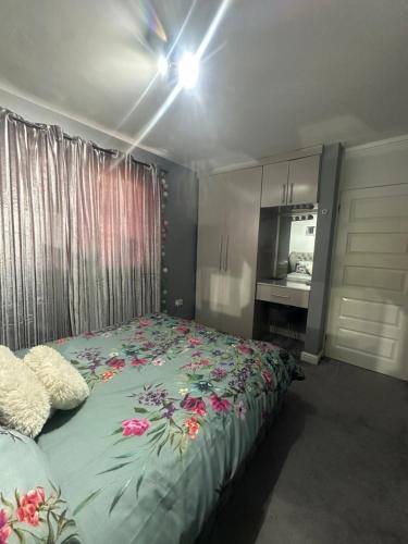 Ένα ή περισσότερα κρεβάτια σε δωμάτιο στο Midnight Stays