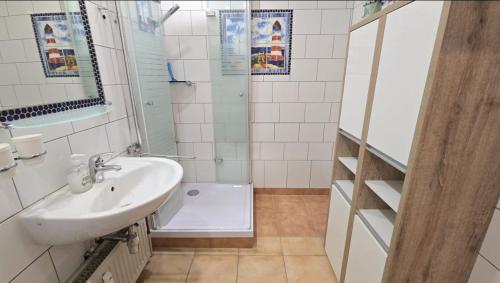 een badkamer met een wastafel en een douche bij Leuchtturm in Schönberg