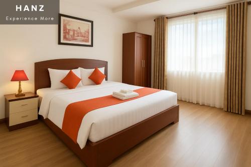 une chambre avec un grand lit et une fenêtre dans l'établissement S79 Crowne Bui Vien, à Hô-Chi-Minh-Ville