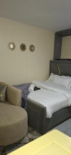 una camera da letto con due letti e un divano in una stanza di Abbey's bnb a Kikuyu