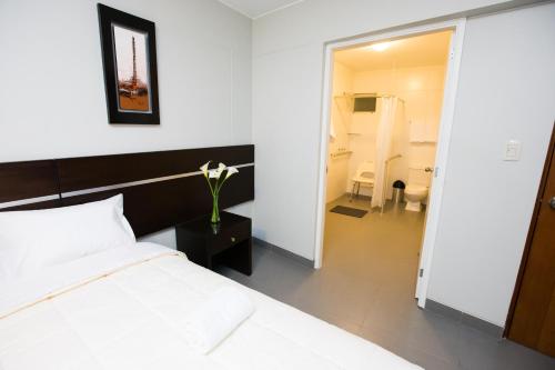 Cama ou camas em um quarto em Mariategui Hotel & Suites