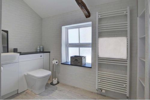 リンマスにあるSeaview 1 Bed Apartment Sleeps 4 - Balcony - Tvのトイレと窓のある白いバスルーム