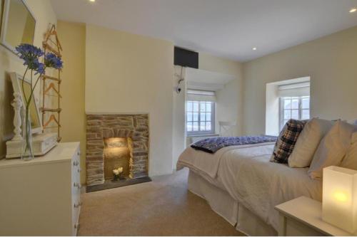 リンマスにあるSeaview 1 Bed Apartment Sleeps 4 - Balcony - Tvのベッドと暖炉のある寝室