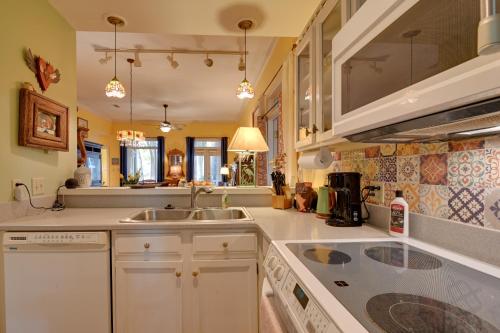 Kuchyň nebo kuchyňský kout v ubytování Riverside Cottage Close to Ocean and Myrtle Beach