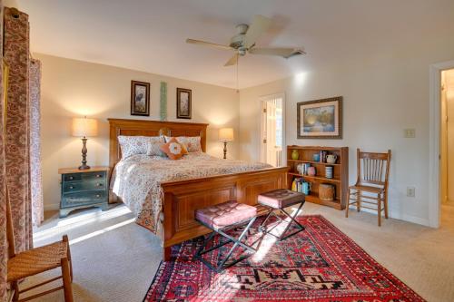 Postel nebo postele na pokoji v ubytování Riverside Cottage Close to Ocean and Myrtle Beach