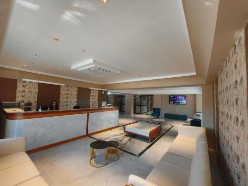 MajuliにあるHotel Srimanta sankardevのバーと受付のあるホテルのロビー