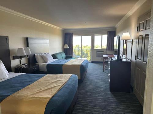 ein Hotelzimmer mit zwei Betten und Balkon in der Unterkunft Ocean Paradise Hotel & Resort in Ocean Shores