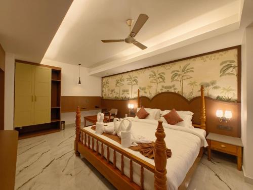 MajuliにあるHotel Srimanta sankardevの天井のある大きな木製ベッドのある寝室