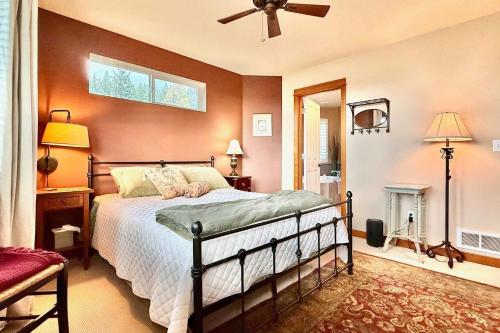 a bedroom with a bed and a ceiling fan at Cle Elum Furnished Condo in Town in Cle Elum