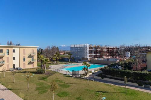 デセンツァーノ・デル・ガルダにあるNeue Penthouse Wohnung mit Whirlpool und Garageの市街のスイミングプールの上面