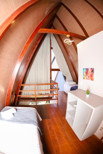 a room with two beds in a round room at Cabanas Vovó Tezinha in Bananeiras