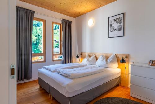 a bedroom with a large white bed in a room at Quercus Appartements contactless check-in in Patergassen