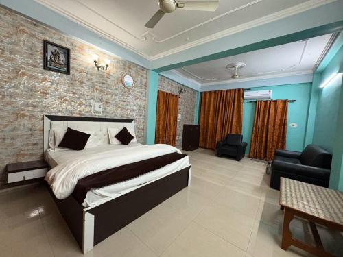 una camera da letto con un letto, un divano e una sedia di Shivaytan a Varanasi