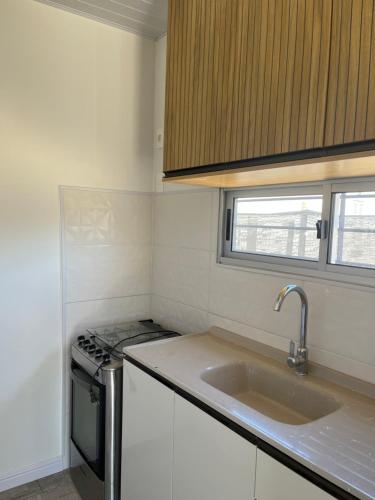 een kleine keuken met een spoelbak en een fornuis bij Porfiado in La Paloma