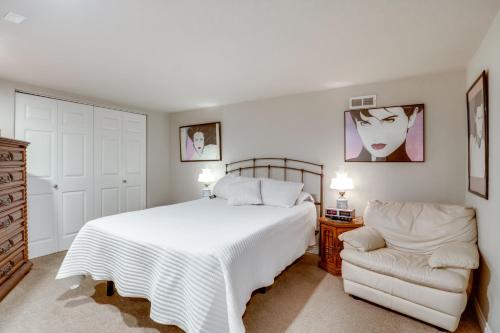 Ένα ή περισσότερα κρεβάτια σε δωμάτιο στο Work and Play! Apt 3 Mi to Dtwn and Salem Hospital