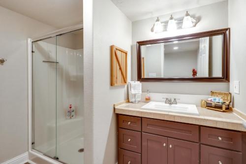 Ένα μπάνιο στο Work and Play! Apt 3 Mi to Dtwn and Salem Hospital