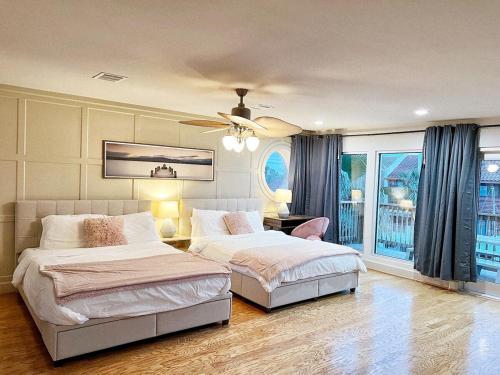 Un dormitorio con dos camas y una ventana. en Waterfront, en Houston