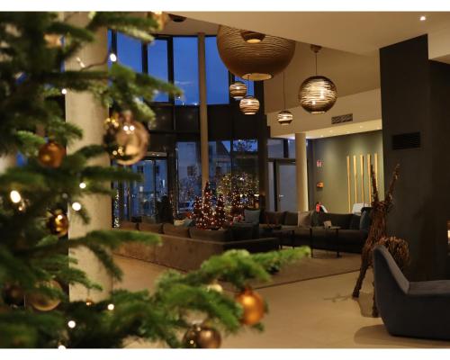 uma árvore de Natal no lobby de um hotel em SeeHuus Lifestyle Hotel em Timmendorfer Strand