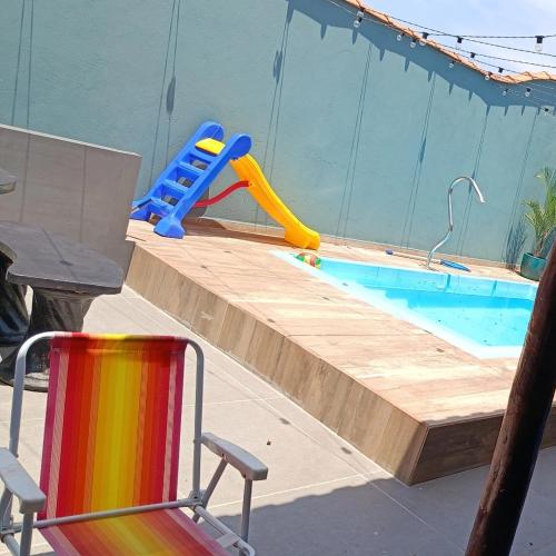 una piscina con scivolo e scivolo di Casa Planalto a Piraju