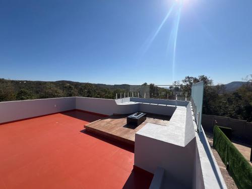 Ein Balkon oder eine Terrasse in der Unterkunft Casa com ar condicionado, churrasqueira e rooftop