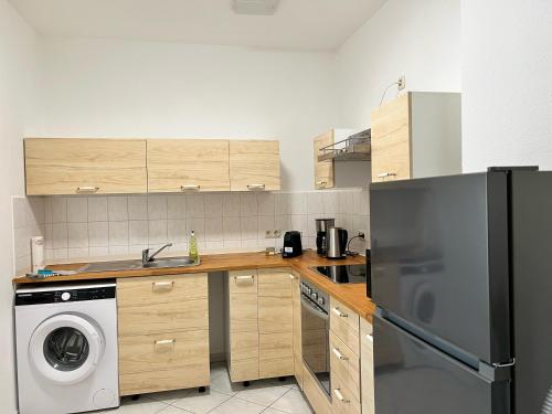 Il comprend une cuisine équipée d'un réfrigérateur et d'un lave-linge/sèche-linge. dans l'établissement Gegenüber vom Theater, à Gera