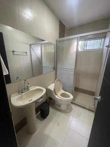 Duplex Castellana 62 Norte Monteria AA في مونتيريا: حمام مع مرحاض ومغسلة ودش