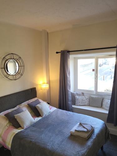 une chambre avec un grand lit et une fenêtre dans l'établissement Station Guesthouse - key pad entry with parking, à Lancaster