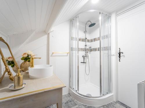 a bathroom with a shower and a sink at Maison rénovée à Mimizan pour 10 pers. avec jardin proche océan - FR-1-50-194 in Mimizan