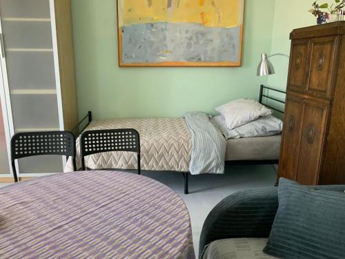 ein Schlafzimmer mit zwei Betten und einer Kommode in der Unterkunft Apartament na Pogodnie in Stettin