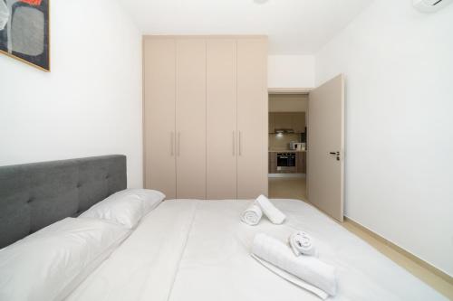 Aglantziaにある1 bedroom flat next to universityのベッドルーム1室(白いベッド1台、白いタオル付)