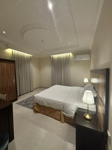 Postel nebo postele na pokoji v ubytování مذهله للوحدات السكنيه