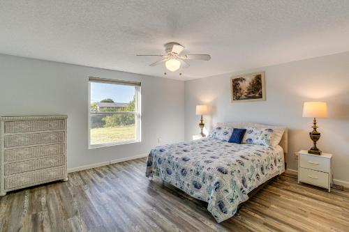 un dormitorio con una cama y una ventana en Family-Friendly Englewood Rental with Canal Views!, en Englewood