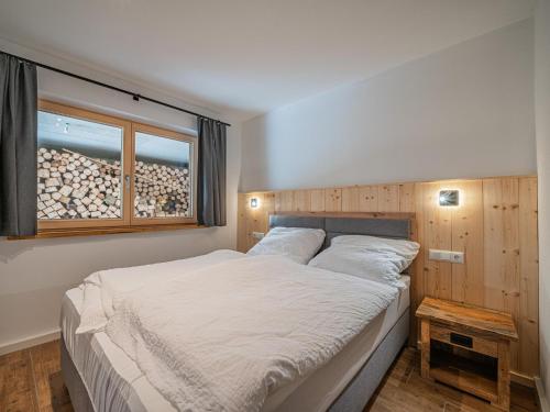 une chambre avec un grand lit et une fenêtre dans l'établissement Haus Bergstille Top 1 - 2, à Wald im Pinzgau