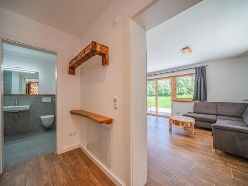 - un salon avec un canapé et un lavabo dans l'établissement Haus Bergstille Top 1 - 2, à Wald im Pinzgau