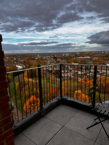バーミンガムにあるCozy retreat in the heart of Birmingham City Centreの街の景色を望むバルコニー