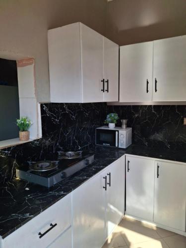Karibu Jua Backpackers Hostelにあるキッチンまたは簡易キッチン
