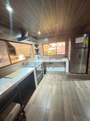 eine Küche mit Theke und Kühlschrank in der Unterkunft CASACAMPO Inn in Ibarra