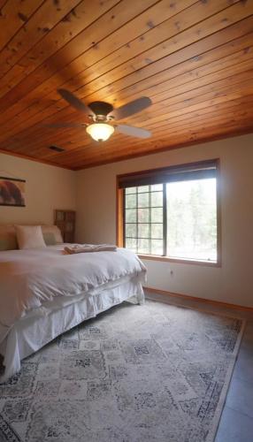 a bedroom with a bed and a ceiling fan at Little Bear Lodge, Located in Ponderosa California in Springville