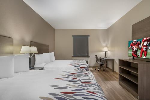une chambre d'hôtel avec un lit et une télévision dans l'établissement Red Roof Inn La Porte, à La Porte