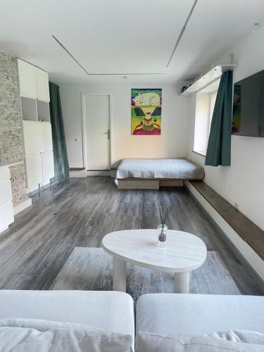 Giường trong phòng chung tại Markuciai Studio