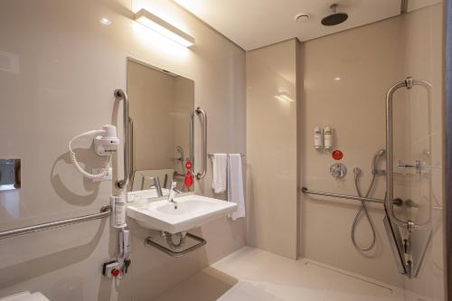 a bathroom with a sink and a shower at Hotel Moov Porto Alegre in Porto Alegre
