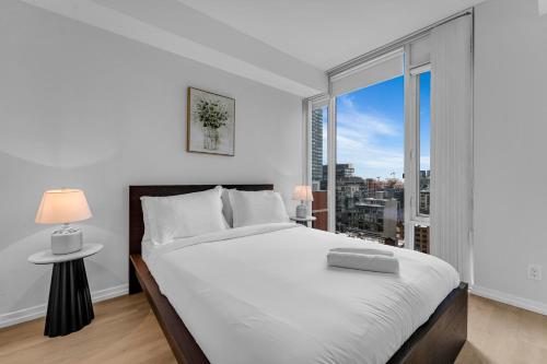 Ένα ή περισσότερα κρεβάτια σε δωμάτιο στο Downtown Skyline Suites