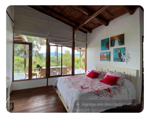 Giường trong phòng chung tại ShantihOMe Ecolodge entre Mindo y San Miguel de los Bancos Ecuador