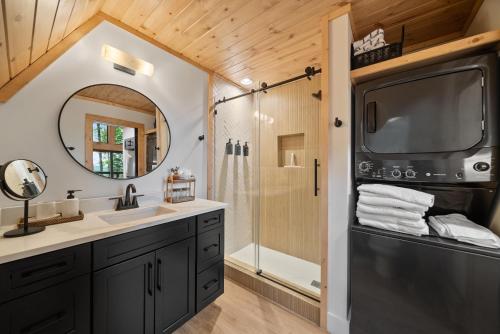 ブーンにあるAscent A-Frame at Calm Ridge Treehousesの洗面台とシャワー付きのバスルーム
