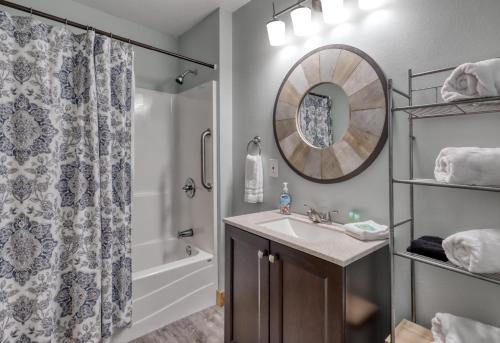 ein Badezimmer mit Waschbecken und Dusche in der Unterkunft Whitesands Beach House - North in Fort Morgan